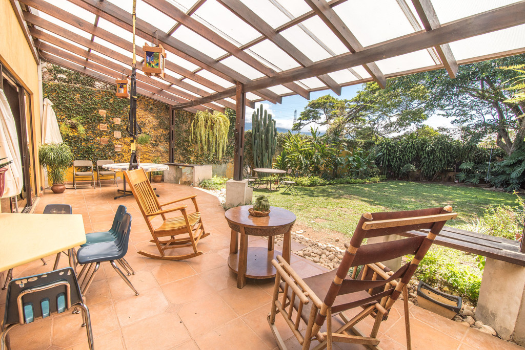 Independent home with big garden in residential Independent home with big garden in residential