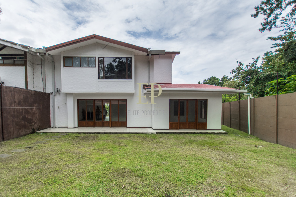 Independent home in prestigious residential Los Laureles Independent home in prestigious residential Los Laureles