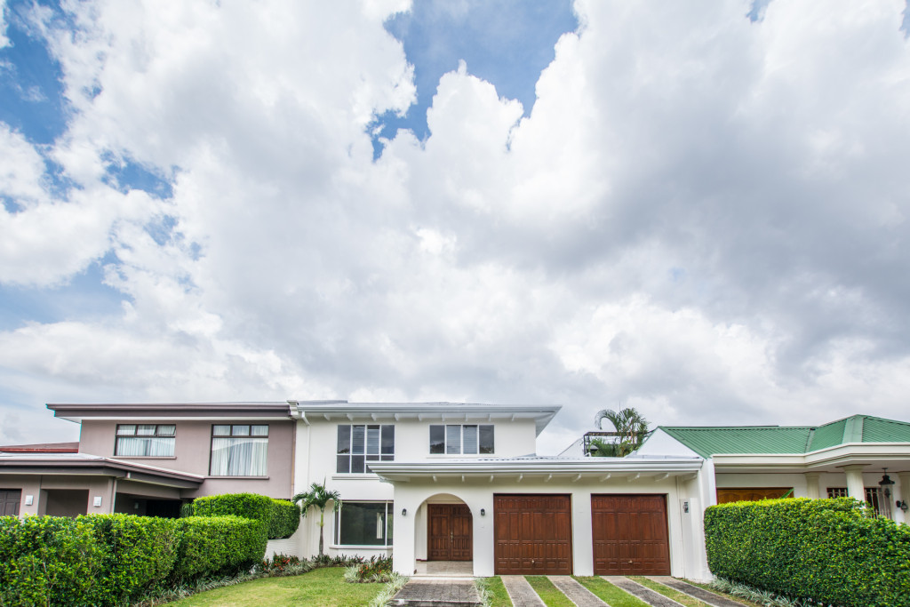 Spacious, independent home with private pool in safe condominium Spacious, independent home with private pool in safe condominium