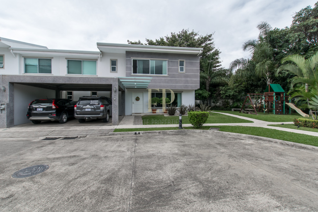 Modern house in condominium with swimming pool, security in Rio Oro Modern house in condominium with swimming pool, security in Rio Oro