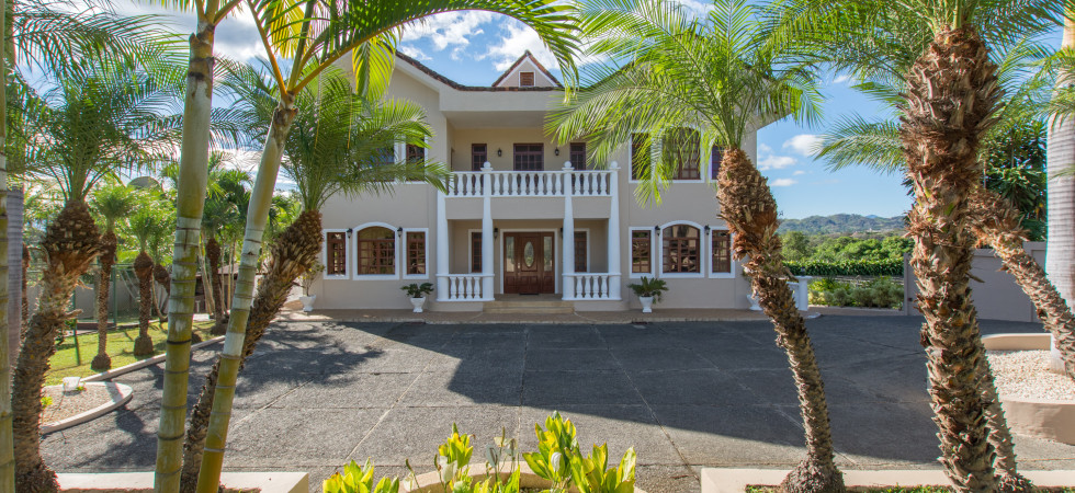 Beautiful luxurious Italian estate for sale in Atenas Beautiful luxurious Italian estate for sale in Atenas