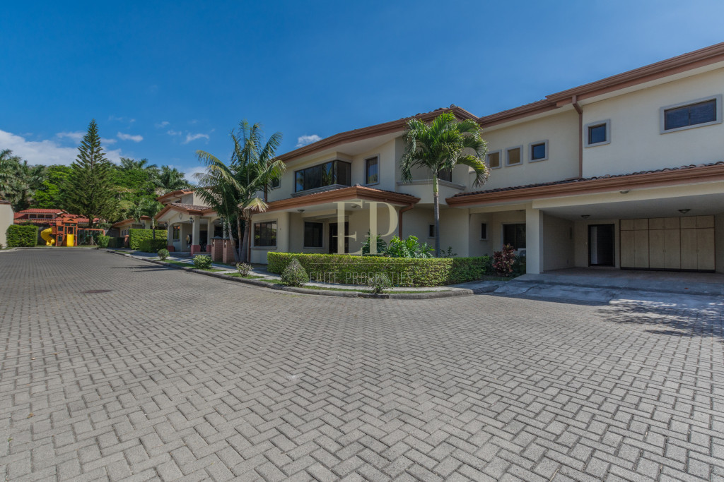 Independent home with patio in condominium near Forum Independent home with patio in condominium near Forum