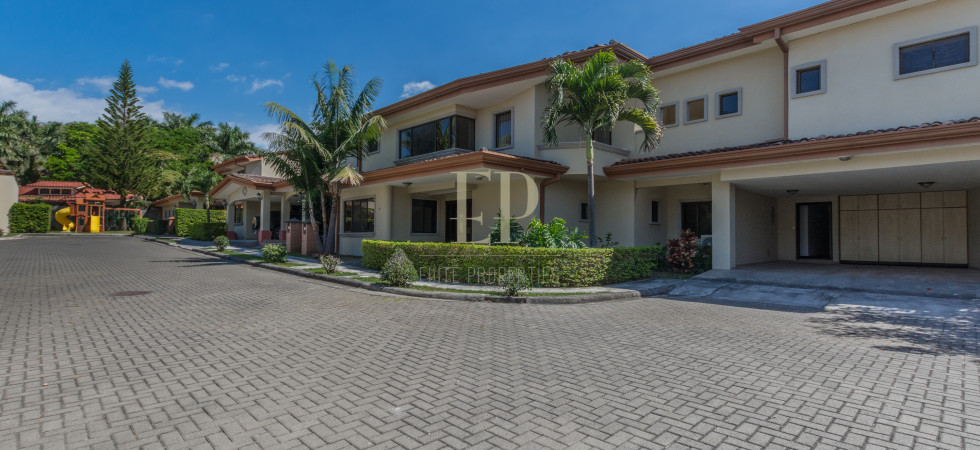 Independent home with patio in condominium near Forum Independent home with patio in condominium near Forum
