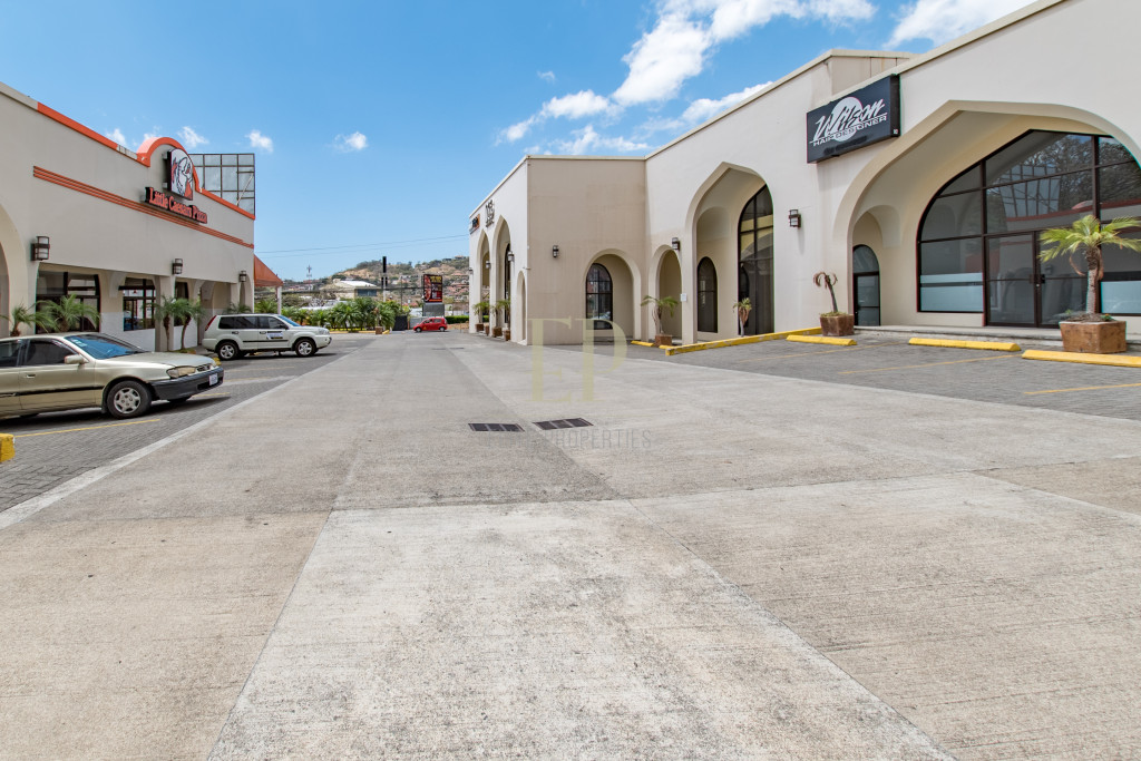 Large commercial local in central location, near Multiplaza Large commercial local in central location, near Multiplaza