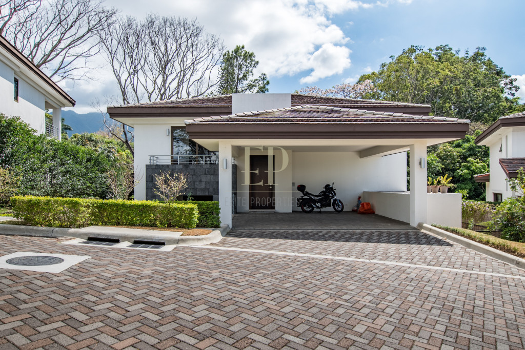 New spacious home with backyard in Los Laureles New spacious home with backyard in Los Laureles