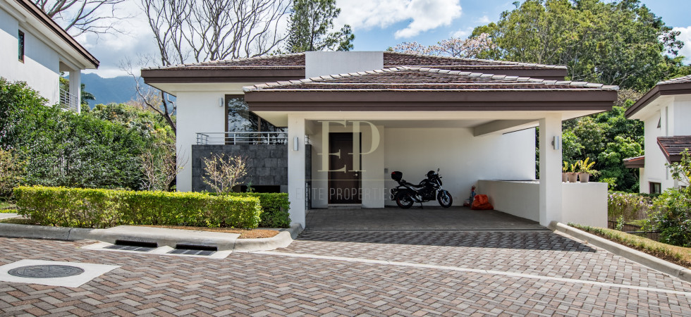 New spacious home with backyard in Los Laureles New spacious home with backyard in Los Laureles