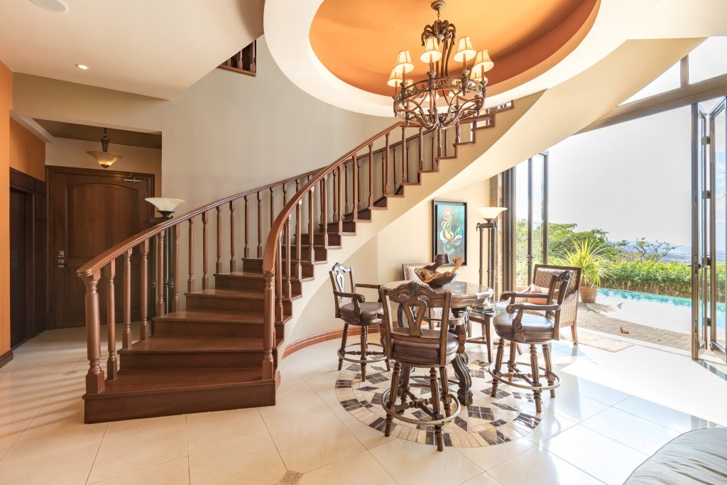 Luxury, 3 level furnished villa with private pool in Villa Real Luxury, 3 level furnished villa with private pool in Villa Real