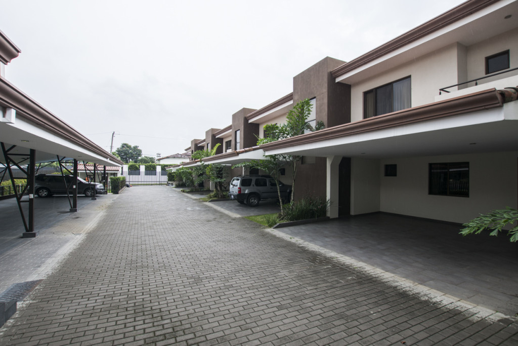 Modern, new house in small condominium with swimming pool Modern, new house in small condominium with swimming pool