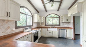 One level, independent home surrounded by nature Pozos