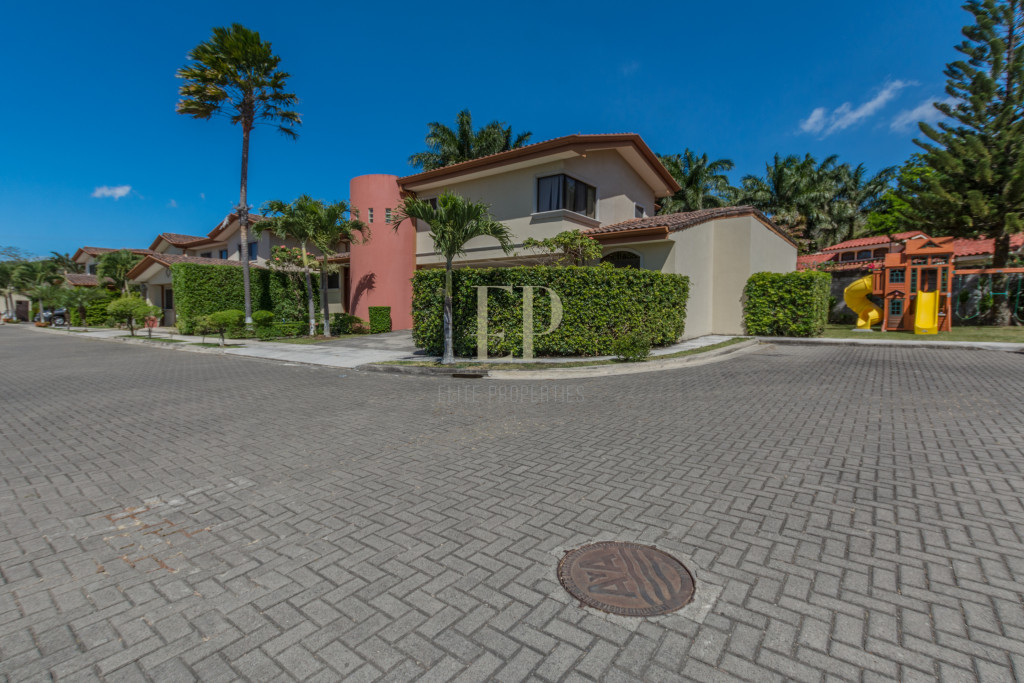 Spacious home in safe condominium, near Forum offices Spacious home in safe condominium, near Forum offices