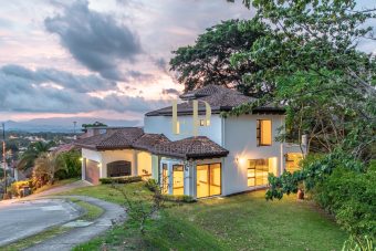 Luxury home for sale in Ciudad Colon