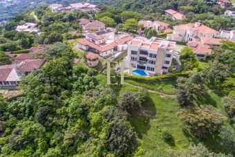 luxury home with pool villa real