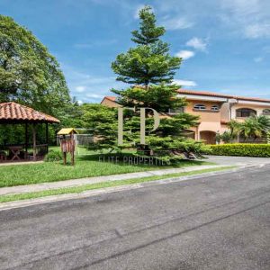 home with spacious garden Pozos Santa Ana