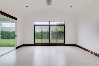 One level home with garden and large kitchen