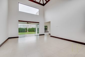 One level home with garden and large kitchen