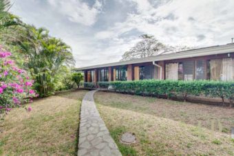 Large Charming House in Gated community of Ciudad Colon