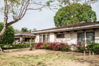 Large Charming House in Gated community of Ciudad Colon