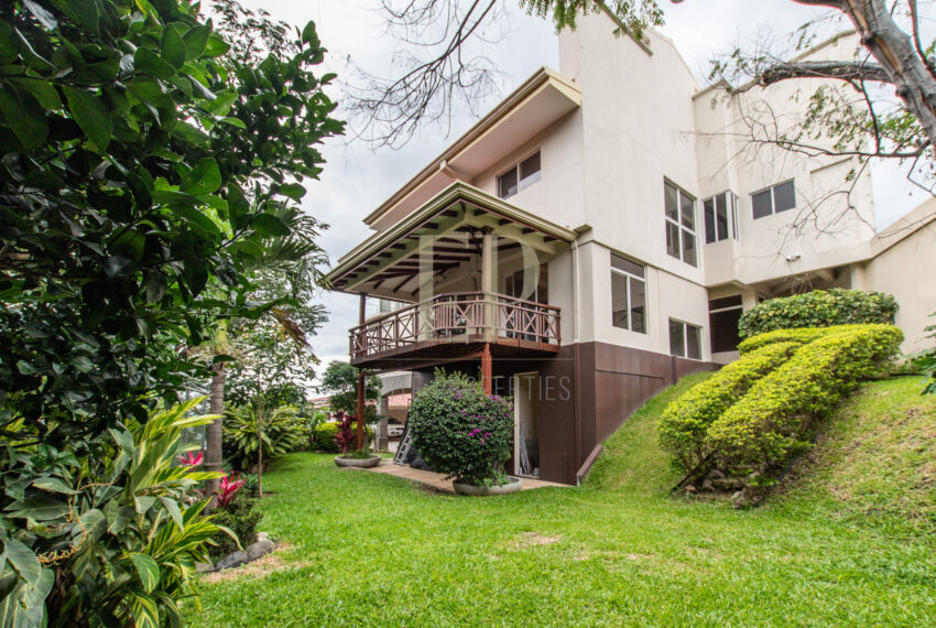 home with private pool in condominium Escazu Guachipelin