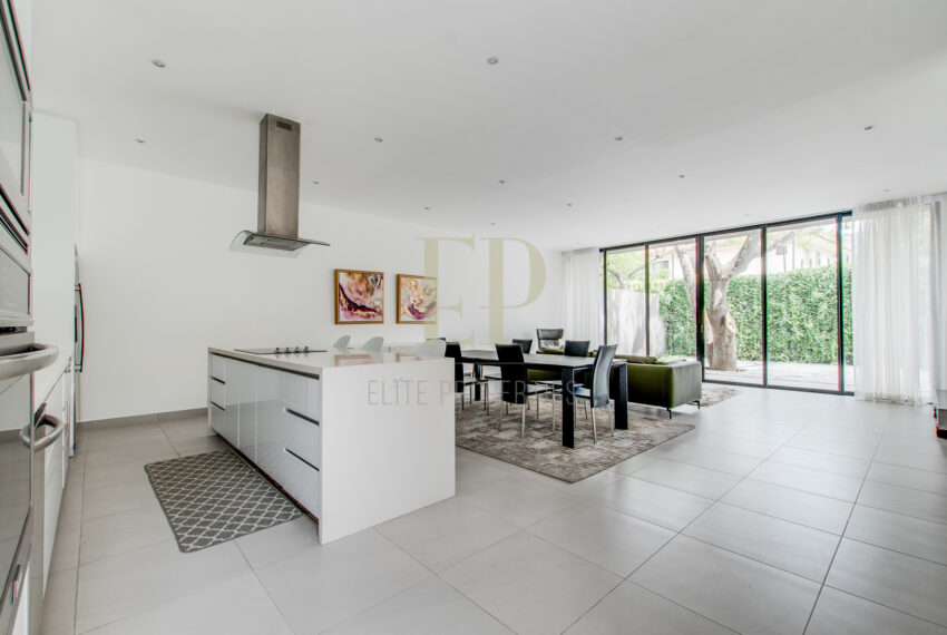 One level, modern home with patio Santa Ana Rio Oro