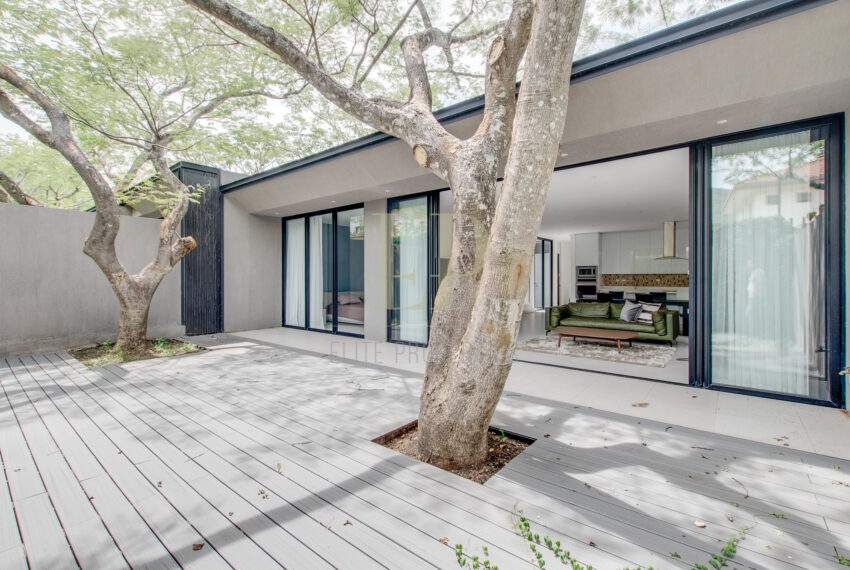 One level, modern home with patio Santa Ana Rio Oro