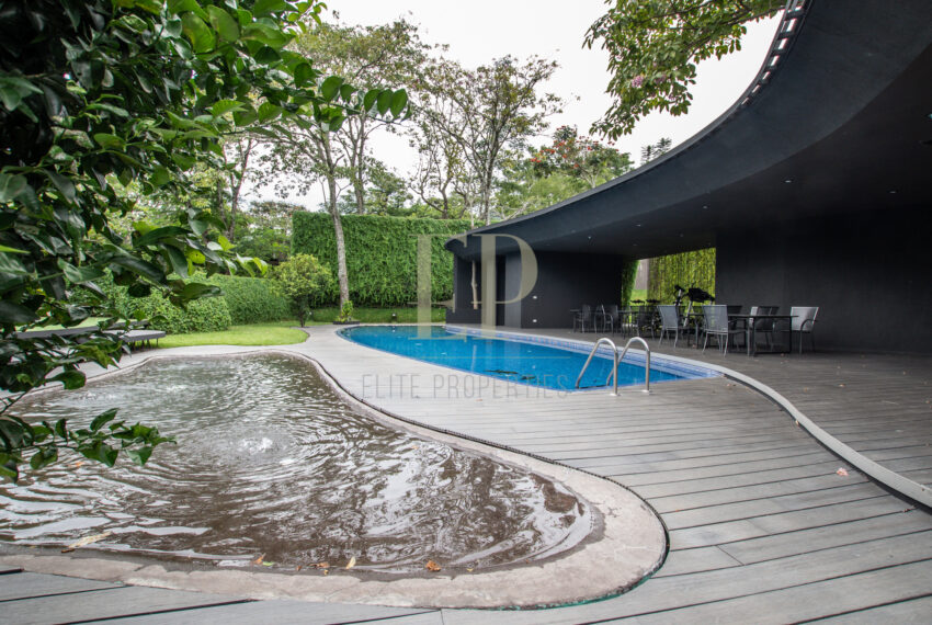 One level, modern home with patio Santa Ana Rio Oro