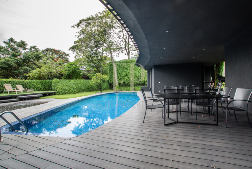 One level, modern home with patio Santa Ana Rio Oro