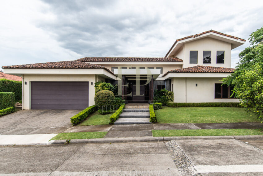 independent house for sale with heated pool Belen