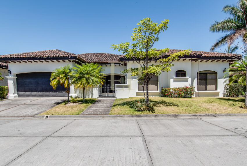 lindora One level colonial style home in Santa Ana Lindora