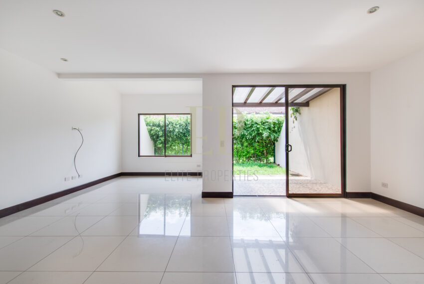 Muy lindo condominio en Santa Ana Piedades