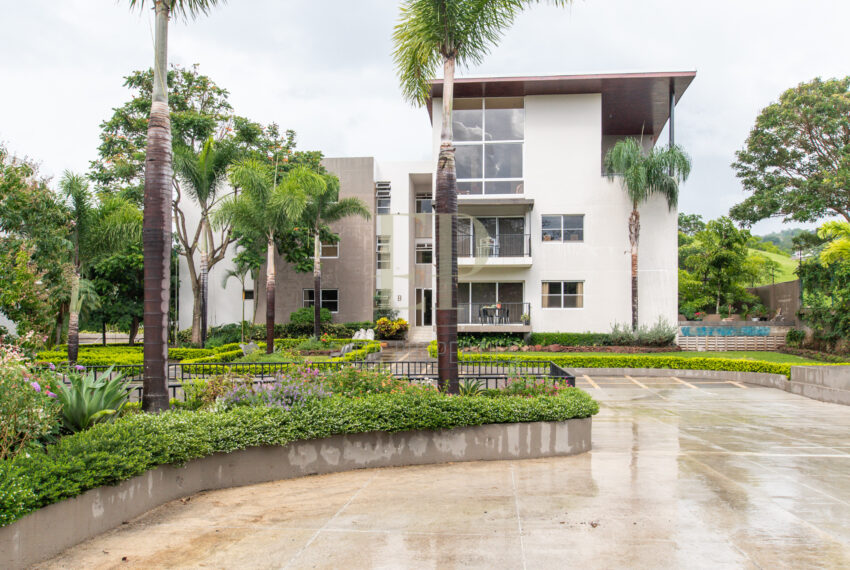 First floor apartment in luxury condominium in Santa Ana