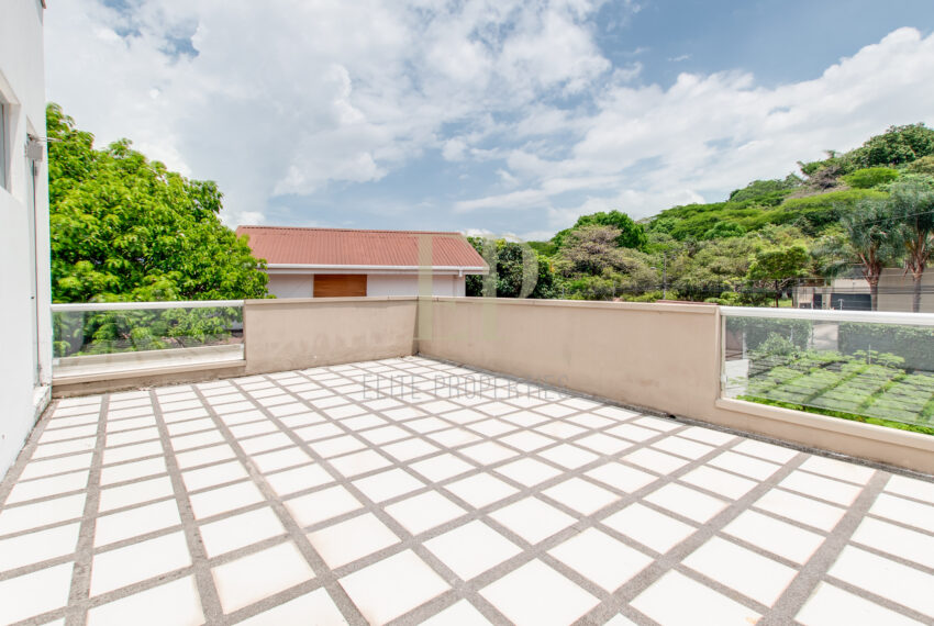 For sale corner home with garden in condominium Pozos