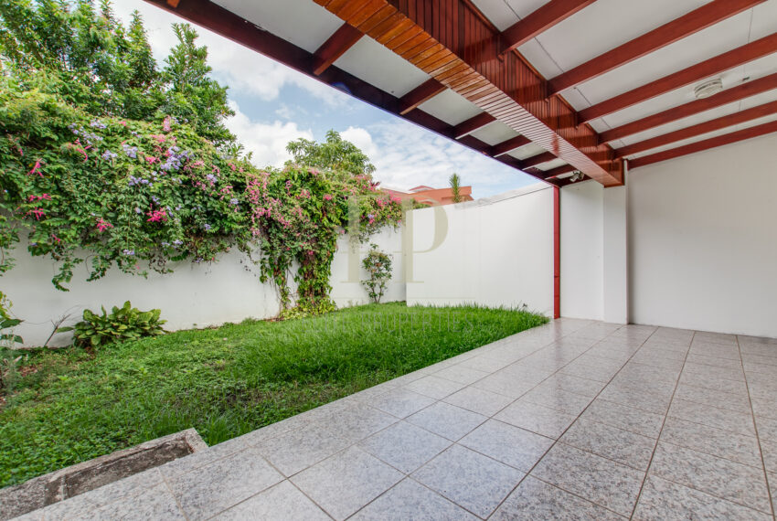 Independent home in Escazu Trejos Montealegre walking distance to Avenida Escazu. 