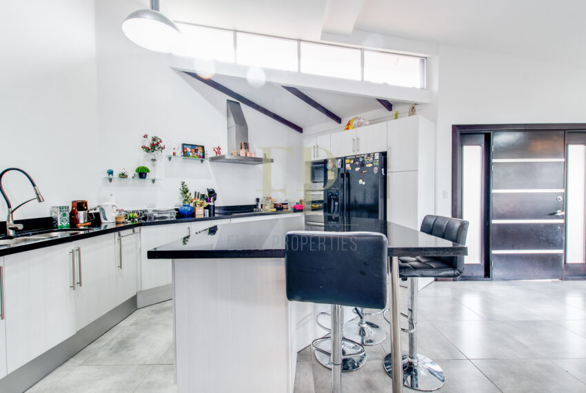Modern one level house with private pool Santa Ana Rio