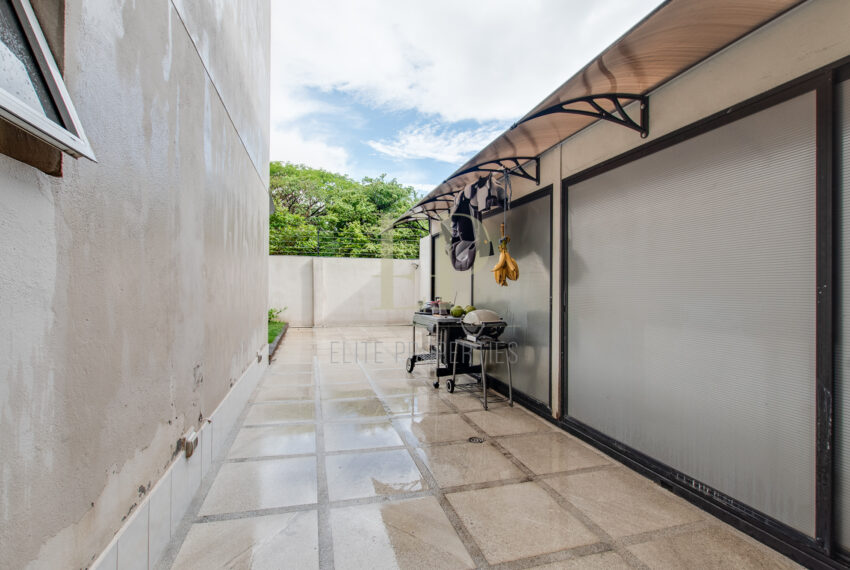 First floor apartment in luxury condominium in Santa Ana