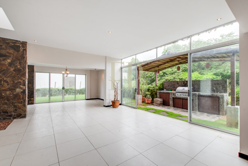 Brasil de Mora, Ciudad Colon two story home