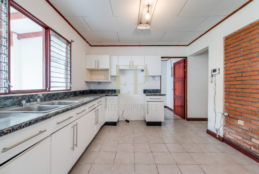 Independent home in Escazu Trejos Montealegre walking distance to Avenida Escazu. 