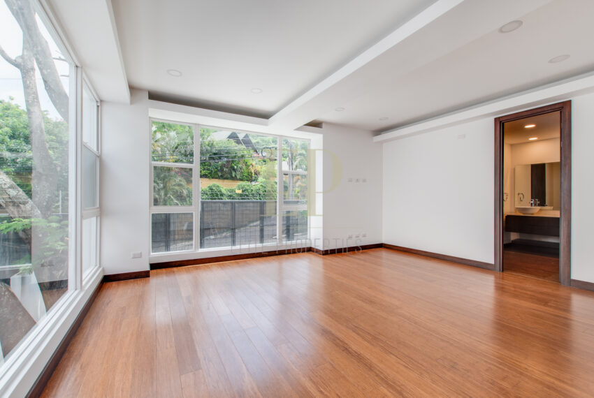 Brand new three story home in condominium Santa Ana Pozos