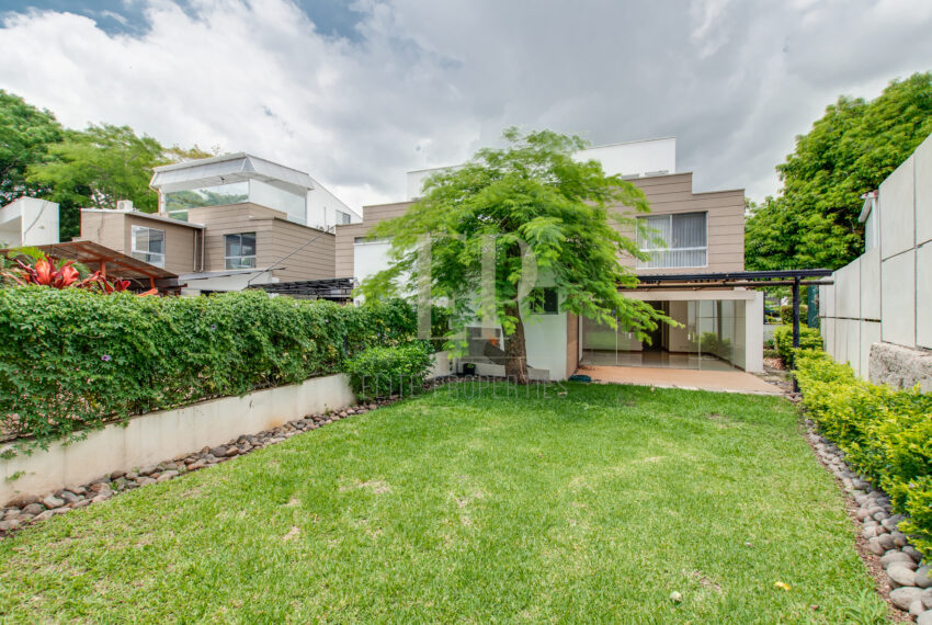 For sale corner home with garden in condominium Pozos