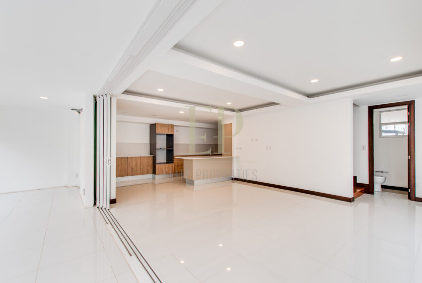 Brand new three story home in condominium Santa Ana Pozos