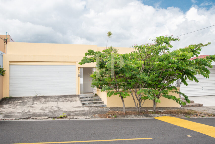 Independent home in Escazu Trejos Montealegre walking distance to Avenida Escazu. 