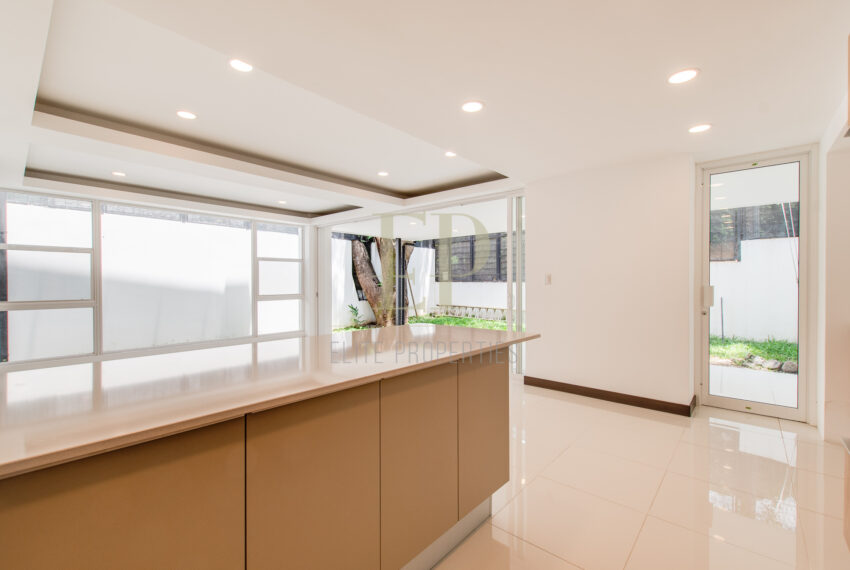 Brand new three story home in condominium Santa Ana Pozos