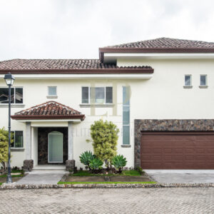 Home Brasil de Mora, Ciudad Colon two story home
