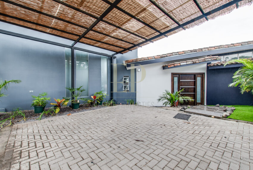 Modern one level house with private pool Santa Ana Rio