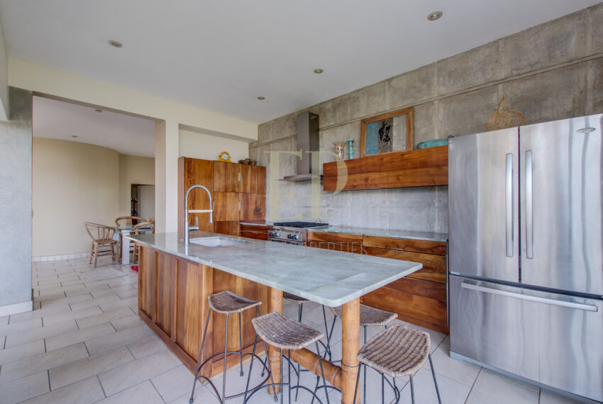 For sale Modern, independent home in safe residential. Views