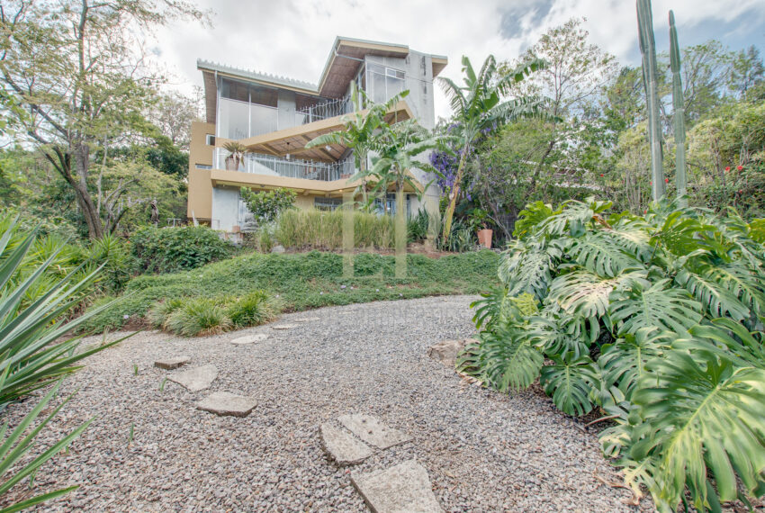 For sale Modern, independent home in safe residential. Views