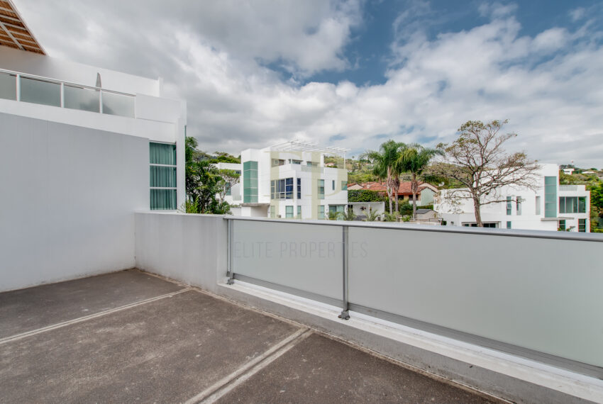 Modern home in condominium with 24/7 security, l in an excellent location in Escazu.