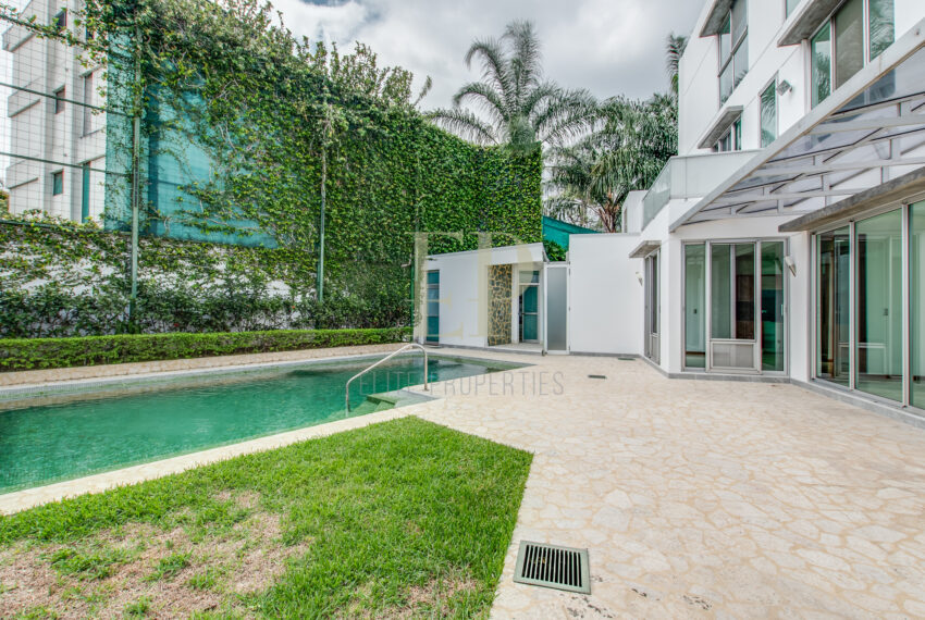Modern home in condominium with 24/7 security, l in an excellent location in Escazu.