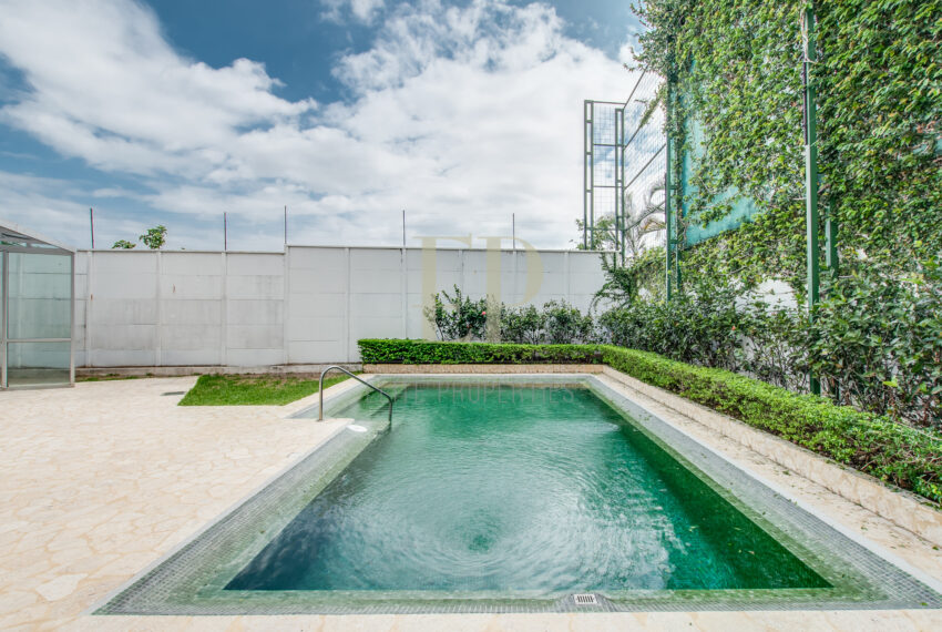 Modern home in condominium with 24/7 security, l in an excellent location in Escazu.