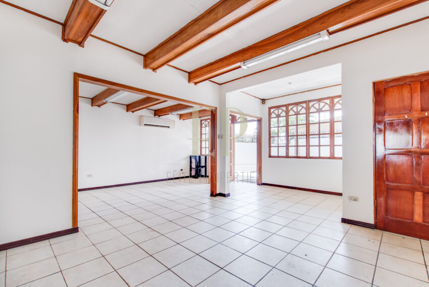 Casa de un nivel con Uso comercial y residencial Escazu