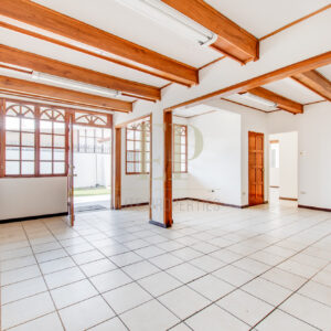 Casa de un nivel con Uso comercial y residencial Escazu
